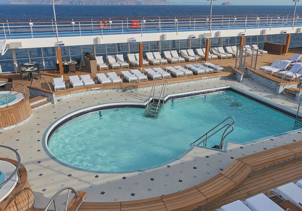 Piscine à bord du navire Seven Seas Voyager