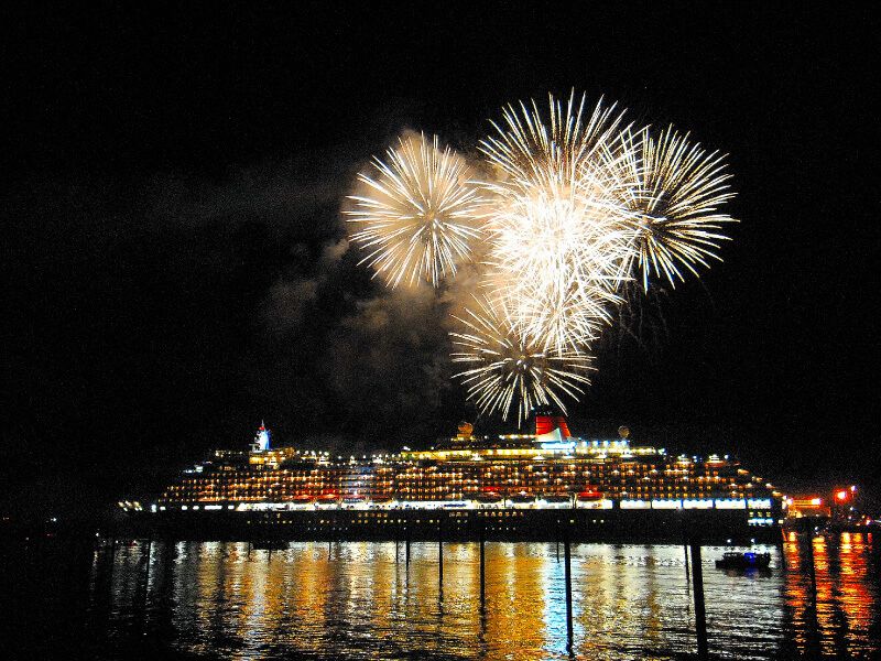 Feux d'artifice du bateau de croisière Queen Victoria