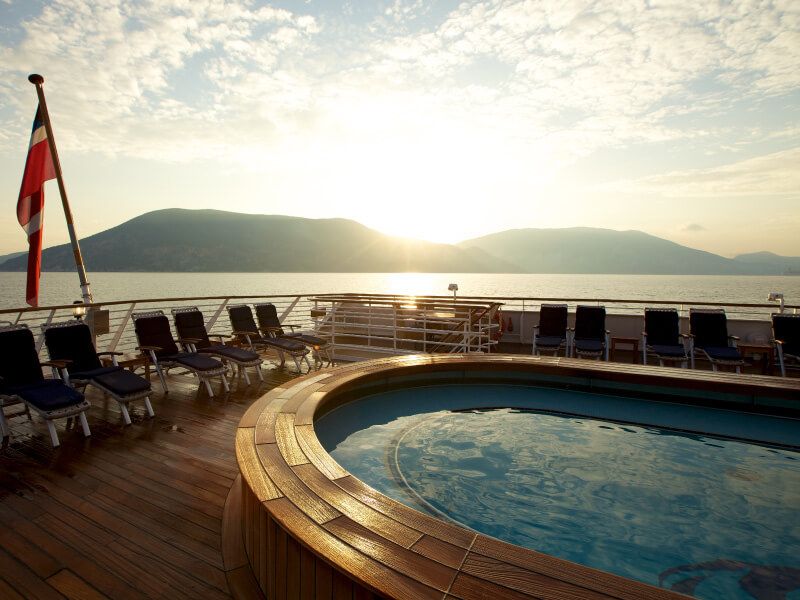 Vue de la piscine du bateau de croisière SeaDream II